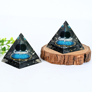 Pyramide en résine d'obsidienne noire en gros, pyramide d'orgonite en résine faite à la main pour la guérison des chakras, énergie pour le Feng Shui - Product Image 5