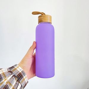 Paquete de 36 Botellas de Agua de Vidrio Borosilicato Esmerilado de 20oz, Colores Variados, para Sublimación, con Tapa de Bambú - Product Image 4