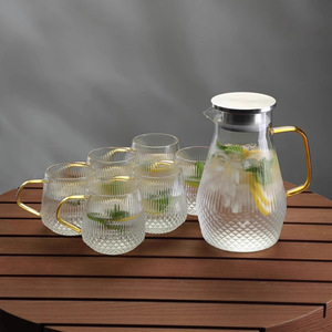 Juego de jarras de agua de vidrio con asa, resistentes al calor, de gran capacidad, para servir bebidas en el hogar. - Product Image 1