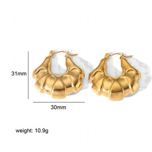 Boucles d'oreilles créoles géométriques en U, plaquées or 18 carats, en acier inoxydable, bijoux de mode pour femmes, alliage de zinc, design léger - Product Image 5