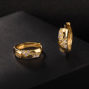 Vente en gros de bijoux en plaqué or 18 carats Boucles d'oreilles géométriques minimalistes pour femmes - Product Image 1