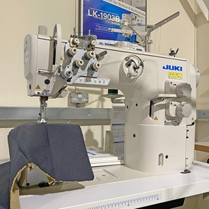 Sistema de costura de pespunte recto semiseco de accionamiento directo de la serie PLC2700 de Japón con alimentación unísona, eje vertical y gancho grande para telas gruesas - Product Image 3