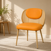 Chaise de salle à manger en forme de C avec dossier en rotin tressé et coussin lombaire sur structure en bois naturel