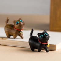 Figurine de chat en bois sculptée à la main avec petite clochette, statue de chaton en bois massif naturel, décoration de bureau, ornement artisanal en bois