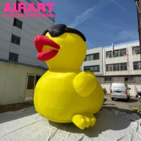 Canard gonflable jaune de 4 m de haut, personnalisé, en forme d'animal de dessin animé, avec lunettes de soleil noires
