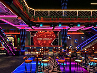 Conception d'intérieur clé en main pour boîte de nuit cyberpunk avec mobilier de bar personnalisé, comptoirs LED, cabines VIP et aménagement commercial