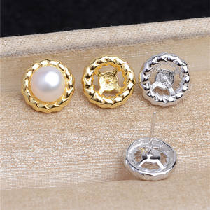 ชุดทำต่างหูแบบ DIY รุ่น Wenchi Simple 5596 รูปทรงเกลียวไข่มุก ฐานกลวง ขนาด 6.5-7 ซม. พร้อมอุปกรณ์และส่วนประกอบสำหรับทำเครื่องประดับ รุ่น 13671 - Product Image 4