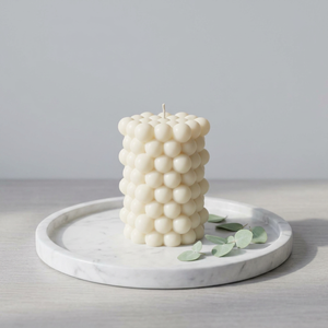 Bougie pilier en cire de soja de style nordique avec des formes géométriques artistiques pour la décoration intérieure contemporaine et les présentations décoratives - Product Image 1