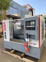 Centre d'usinage vertical CNC entièrement automatique de haute précision pour charges lourdes, fraiseuse VMC 640 de Chine avec broche BT40