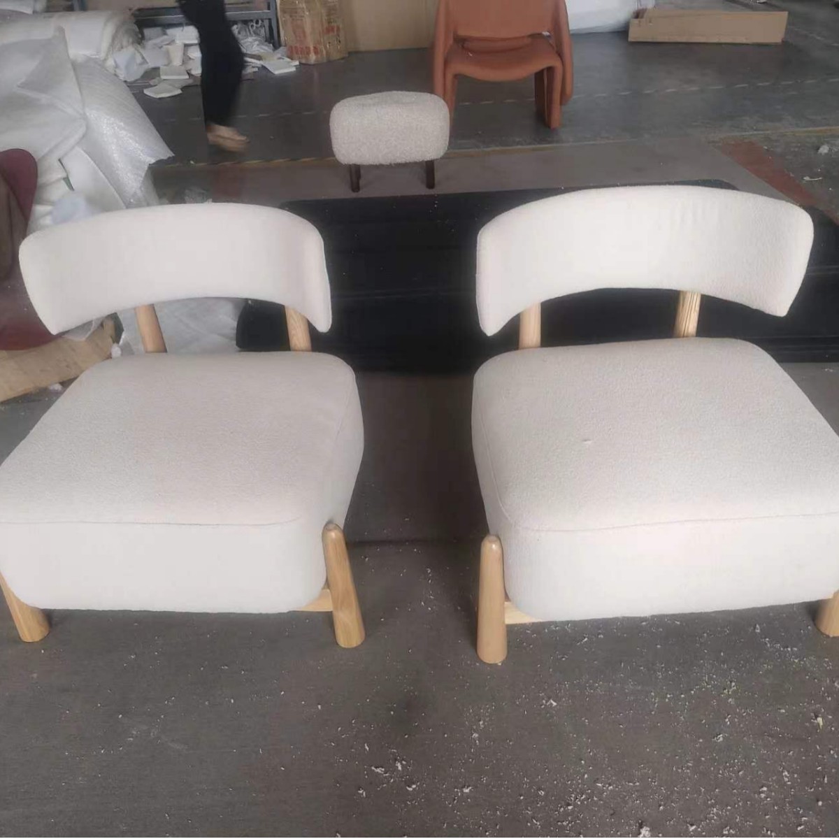 ขาไม้สีธรรมชาติหุ้มเบาะสีขาว