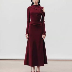 <span class=keywords><strong>Abito</strong></span> Lungo <span class=keywords><strong>in</strong></span> <span class=keywords><strong>Maglia</strong></span> Minimalista <span class=keywords><strong>Rosso</strong></span> Vino 2024, Elegante Vestito Plissettato Aderente con Spalle Scoperte - Product Image 1