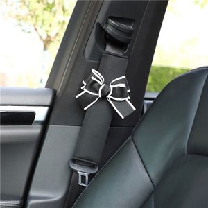 Coussin de ceinture de sécurité de voiture en soie glacée avec nœud, noir et blanc, pour l'été - Product Image 1