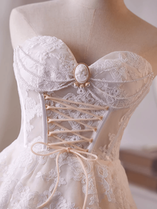 Vestido de Coquetel Mini Vintage Branco com Renda e Corpete de Pérolas para Chá de Panela e Festa de Casamento - Product Image 4