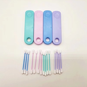 Vente en gros de <span class=keywords><strong>coton</strong></span>-<span class=keywords><strong>tige</strong></span> en <span class=keywords><strong>silicone</strong></span> réutilisable, nettoyeur d'oreille lavable, outils de maquillage à double tête avec étui de rangement en PP - Product Image 1