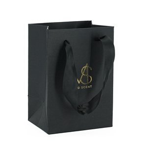 ถุงกระดาษช้อปปิ้งสีดำพิมพ์ลายตามสั่งสำหรับขายส่งพร้อมโลโก้สีทอง - Product Image 2