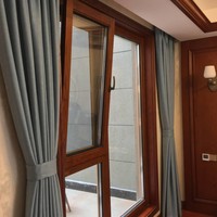 Cadre de fenêtre en bois à battants en aluminium haute performance, insonorisé et isolé, pour l'extérieur des villas et des bâtiments résidentiels