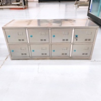 Armoire à chaussures d'atelier en acier inoxydable, surface lisse sans bavure, compartiments verrouillables