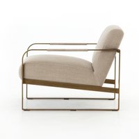 Fauteuil individuel moderne et minimaliste en tissu beige, chaise design avec structure en laiton pour salons de luxe et projets de villas