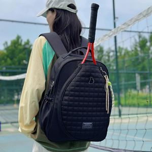 Sac de sport portable en nylon imperméable grande capacité pour femmes, avec double bandoulière, compartiment pour raquettes et compartiment pour chaussures - Product Image 4