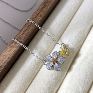 Collier Pendentif Double Fleur Personnalisé en Laiton Plaqué Rhodium avec Zircon Cubique Bicolore – Bijou Floral Tendance en Gros - Product Image 1