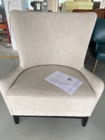 Fauteuil de salon d'hôtel moderne et durable en tissu écologique, avec pieds coniques en bois massif, pour l'extérieur, l'hôtellerie et les espaces d'accueil.