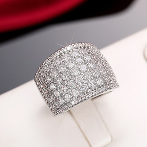 Anello da Donna Largo e Lucido, Design Elegante e Solido, Gioiello di Moda per Uso Quotidiano e Banchetti, Idea Regalo - Product Image 1