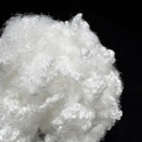Vente en gros de fibres courtes en polyester HCS vierges blanches 7D pour le rembourrage de jouets en peluche et de poupées