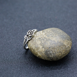 Anello Aperto Creativo a Forma di Rosa per Donne, Elegante Fascia Floreale Vintage, Accessorio Gioiello per Outfit Quotidiani e Feste - Product Image 3