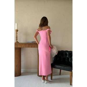 Robe de soirée rose en satin, coupe fourreau, épaules dénudées, taille naturelle - Product Image 1