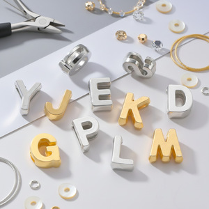 Dijes de letras de aleación de zinc en color oro y plata con orificio plano para pulseras, llaveros y accesorios de joyería DIY. - Product Image 1