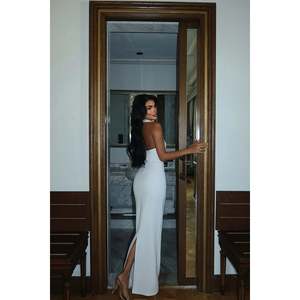 Robe de soirée longue de luxe avec détails en perles blanches, robe de bal formelle avec élégante broderie de perles et décoration florale - Product Image 2