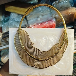 Embragues de resina hechos a medida con asas decorativas de latón y adornos ideales para reventa en tiendas de accesorios de moda - Product Image 2