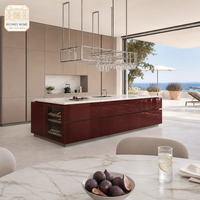Meuble de cuisine sur mesure style italien, laqué brillant bicolore, îlot en marbre Statuario, étagère suspendue en verre, usine OEM