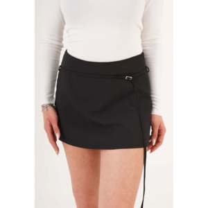 Mini-jupe vintage noire avec décoration boutonnée, cuir véritable, taille XS, tissu en laine et soie tricotée, détail minimaliste de ceinture - Product Image 4