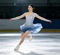 Robe de patinage artistique à manches longues dégradé bleu argenté, dos en V en maille, jupe ornée de strass pour filles adultes, compétition et performance