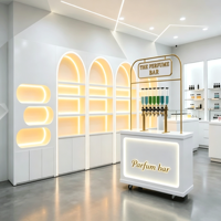 Comptoirs de présentation et vitrines murales pour parfumerie avec logo personnalisé, décoration élégante pour boutique de parfums et cosmétiques