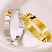 Offre Spéciale mode minimaliste sans ternissement en acier inoxydable lettre tridimensionnelle Relief Bracelet en forme de V