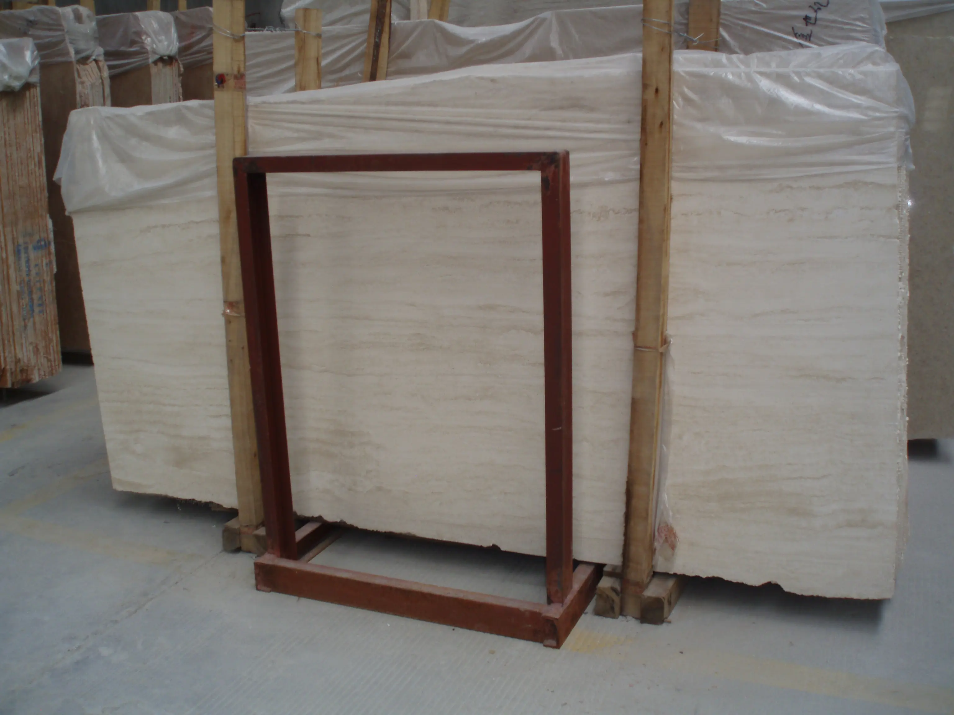 Travertine ปูขายส่งหินธรรมชาติ Travertine ตกแต่งสำหรับแผ่นพื้นราคาต่ำที่กำหนดเอง