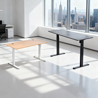Bureau assis-debout sur mesure en bois massif d'albizia - Table réglable électriquement avec finition artisanale personnalisée pour studios de design professionnels