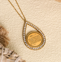 Collier pendentif en acier inoxydable scintillant avec verset Ayatul Kursi incrusté en forme de goutte d'eau Inspire Jewelry