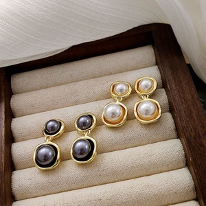 Boucles d'oreilles pendantes tendance plaquées or 14 carats avec perles Noor et perles d'imitation style français pour occasions festives féminines - Product Image 1