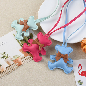 Grensoverschrijdende Kleine Beer Hanger Met Boog, Berentas Charme, Dierensleutelkoord Accessoire, Lederen Auto Sleutelhanger - Product Image 1