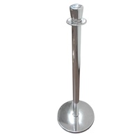Poteau de délimitation Golden Crown Top Rope avec une hauteur de 970 mm et une base de 320 mm pour événements VIP ou tapis rouge de mariage