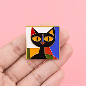 Pin de solapa de esmalte de gato negro abstracto cubista, broche de arte moderno con diseño geométrico cuadrado y bloques de color, para amantes del arte y regalos - Product Image 4