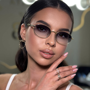 Lunettes de soleil ovales simples à petite monture pour femmes, protection UV400, en métal, style rétro, nouvelle collection 2026, tendance européenne et américaine pour le stylisme - Product Image 2