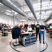 Portant à vêtements de vente au détail, structure métallique noire, base en bois, barre de suspension avec roulettes, autoportant, CE ETL, vente en gros