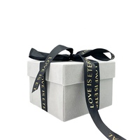 Boîte cadeau rigide élégante en deux parties avec logo personnalisé, pelliculage brillant et doublure en éponge pour l'emballage de bijoux et de montres de luxe