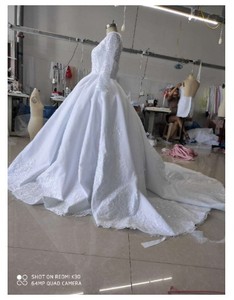 Vestido de novia africano de encaje con manga larga, cuello redondo, cola grande y estilo Pompadour. - Product Image 3