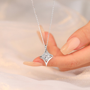 Collier pendentif en diamant taille princesse, argent sterling 925 plaqué rhodium, design géométrique halo, chaîne classique pour femme - Product Image 3