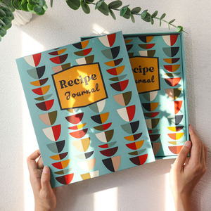 Carnet <span class=keywords><strong>de</strong></span> recettes à spirales relié en couverture rigide avec boîte cadeau protectrice, journal <span class=keywords><strong>de</strong></span> <span class=keywords><strong>cuisine</strong></span> personnalisé imprimé pour les recettes familiales et la planification des repas - Product Image 1